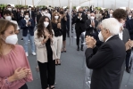 Il Presidente Sergio Mattarella al termine dell'intervento in occasione della Festa Nazionale della Repubblica saluta i ragazzi presenti