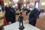 Il Presidente Sergio Mattarella con il Gen. C.A. Teo Luzi, Comandante generale dell’Arma dei Carabinieri, nel corso dell'incontro con una rappresentanza di Carabinieri, in occasione del 207° anniversario della costituzione dell’Arma 