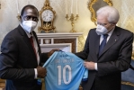 Il Presidente Sergio Mattarella riceve la maglia dell'Associazione "Liberi Nantes",  squadra di calcio composta da rifugiati e richiedenti asilo 