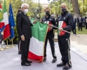 Il Presidente Sergio Mattarella procede alla consegna della Bandiera italiana agli Alfieri della squadra paralimpica, Beatrice Vio e Federico Morlacchi