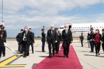 Il Presidente della Repubblica Sergio Mattarella al suo arrivo all'Aeroporto di Parigi - Orly accolto dal Ministro dell'Europa e degli Affari esteri, Jean-Yves Le Drian 