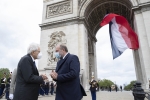 Il Presidente della Repubblica Sergio Mattarella all’Arc de Triomphe, durante la cerimonia di deposizione di una corona di fiori al Monumento del Milite Ignoto