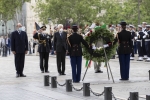 Il Presidente della Repubblica Sergio Mattarella all’Arc de Triomphe, durante la cerimonia di deposizione di una corona di fiori al Monumento del Milite Ignoto