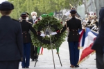 Il Presidente della Repubblica Sergio Mattarella all’Arc de Triomphe, durante la cerimonia di deposizione di una corona di fiori al Monumento del Milite Ignoto