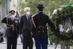 Il Presidente della Repubblica Sergio Mattarella all’Arc de Triomphe, durante la cerimonia di deposizione di una corona di fiori al Monumento del Milite Ignoto