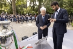 Il Presidente Sergio Mattarella osserva il trofeo vinto da Matteo Berrettini al torneo di Wimbledon