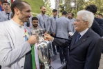 Il Presidente Sergio Mattarella con Giorgio Chiellini e la Coppa degli Europei 2020