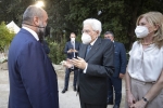 Il Presidente della Repubblica Sergio Mattarella e la Sig.ra Laura con il Maestro Davide Livermore, regista dell’opera teatrale “Coefore Eumenidi”