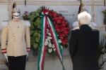 Il Presidente della Repubblica Sergio Mattarella, a Ventotene, depone una corona di fiori sulla tomba di Altiero Spinelli
