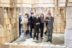 Il Presidente Sergio Mattarella nel corso della visita alla 17^ mostra internazionale di architettura dal titolo “How will we live together?”, illustrata dal Prof. Matteo Giannasi, coordinatore delle attività Educational della Biennale di Venezia

