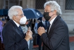 Il Presidente Sergio Mattarella saluta il M° Nicola Piovani, al termine del concerto promosso dalla Corte costituzionale nell’ambito della “Giornata mondiale dell’alfabetizzazione e della cultura” a conclusione del ciclo di Podcast “incontri”