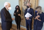 Il Presidente Sergio Mattarella con l'On. Fabiana Dadone, Ministro per le Politiche Giovanili, Giovanni Panebianco, Capo di Gabinetto del Ministro e Giuseppina Mengano Amarelli, Presidente del Comitato per gli Anniversari di Interesse Nazionale