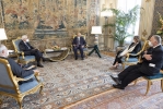 Il Presidente Sergio Mattarella con Piero Bassetti, Presidente di Svegliamoci Italici, unitamente a Umberto Laurenti, Vicepresidente di Svegliamoci Italici, e alla Sig.ra Ottavia Bassetti