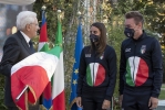 Gli Alfieri della squadra olimpica, Sig. Elia Viviani e Sig.ra Jessica Rossi, procedono alla restituzione al Presidente Sergio Mattarella delle Bandiere nazionali con le firme degli atleti vincitori di medaglia olimpica
