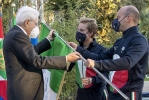 Gli Alfieri della squadra paralimpica, Sig.ra Beatrice Maria Vio e Sig. Federico Morlacchi procedono alla restituzione al Presidente della Repubblica delle Bandiere nazionali con le firme degli atleti vincitori di medaglia paralimpica
