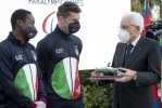 Gli atleti olimpici consegnano in dono il testimone della staffetta al Presidente Sergio Mattarella