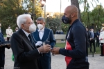 Il Presidente della Repubblica Sergio Mattarella consegna agli atleti una medaglia ricordo