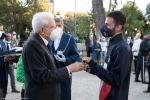Il Presidente della Repubblica Sergio Mattarella consegna agli atleti una medaglia ricordo
