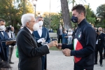 Il Presidente della Repubblica Sergio Mattarella consegna agli atleti una medaglia ricordo