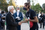 Il Presidente della Repubblica Sergio Mattarella consegna agli atleti una medaglia ricordo