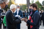 Il Presidente della Repubblica Sergio Mattarella consegna agli atleti una medaglia ricordo