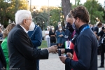 Il Presidente della Repubblica Sergio Mattarella consegna agli atleti una medaglia ricordo