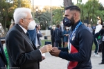 Il Presidente della Repubblica Sergio Mattarella consegna agli atleti una medaglia ricordo