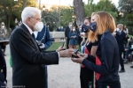 Il Presidente della Repubblica Sergio Mattarella consegna agli atleti una medaglia ricordo