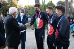Il Presidente della Repubblica Sergio Mattarella consegna agli atleti una medaglia ricordo