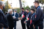 Il Presidente della Repubblica Sergio Mattarella consegna agli atleti una medaglia ricordo