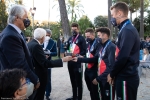 Il Presidente della Repubblica Sergio Mattarella consegna agli atleti una medaglia ricordo