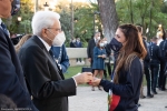 Il Presidente della Repubblica Sergio Mattarella consegna agli atleti una medaglia ricordo