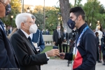 Il Presidente della Repubblica Sergio Mattarella consegna agli atleti una medaglia ricordo