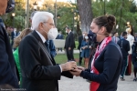 Il Presidente della Repubblica Sergio Mattarella consegna agli atleti una medaglia ricordo