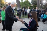 Il Presidente della Repubblica Sergio Mattarella consegna agli atleti una medaglia ricordo