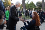 Il Presidente della Repubblica Sergio Mattarella consegna agli atleti una medaglia ricordo