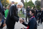 Il Presidente della Repubblica Sergio Mattarella consegna agli atleti una medaglia ricordo