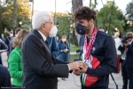 Il Presidente della Repubblica Sergio Mattarella consegna agli atleti una medaglia ricordo