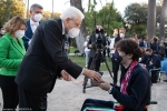 Il Presidente della Repubblica Sergio Mattarella consegna agli atleti una medaglia ricordo