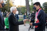 Il Presidente della Repubblica Sergio Mattarella consegna agli atleti una medaglia ricordo