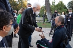 Il Presidente della Repubblica Sergio Mattarella consegna agli atleti una medaglia ricordo