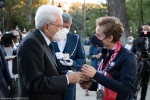 Il Presidente della Repubblica Sergio Mattarella consegna agli atleti una medaglia ricordo