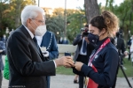 Il Presidente della Repubblica Sergio Mattarella consegna agli atleti una medaglia ricordo