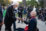 Il Presidente della Repubblica Sergio Mattarella consegna agli atleti una medaglia ricordo