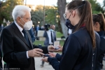 Il Presidente della Repubblica Sergio Mattarella consegna agli atleti una medaglia ricordo
