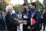 Il Presidente della Repubblica Sergio Mattarella consegna agli atleti una medaglia ricordo