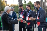 Il Presidente della Repubblica Sergio Mattarella consegna agli atleti una medaglia ricordo