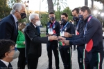 Il Presidente della Repubblica Sergio Mattarella consegna agli atleti una medaglia ricordo