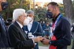Il Presidente della Repubblica Sergio Mattarella consegna agli atleti una medaglia ricordo