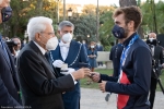 Il Presidente della Repubblica Sergio Mattarella consegna agli atleti una medaglia ricordo
